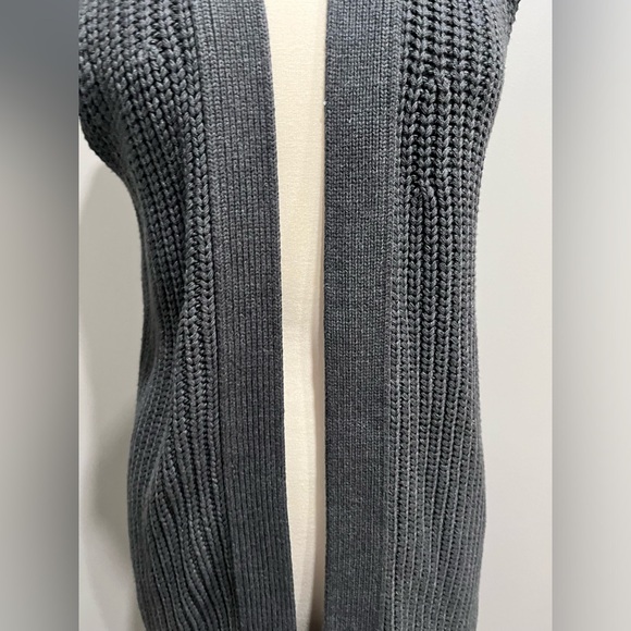 Oak + fort knit sleeveless cardigan sweater‎ in grey - Picture 3 of 10